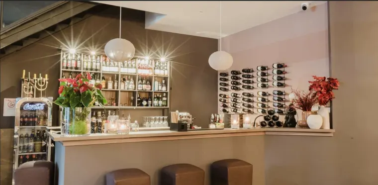 Il banco del bar con le bottiglie disposte sulla parete alle spalle